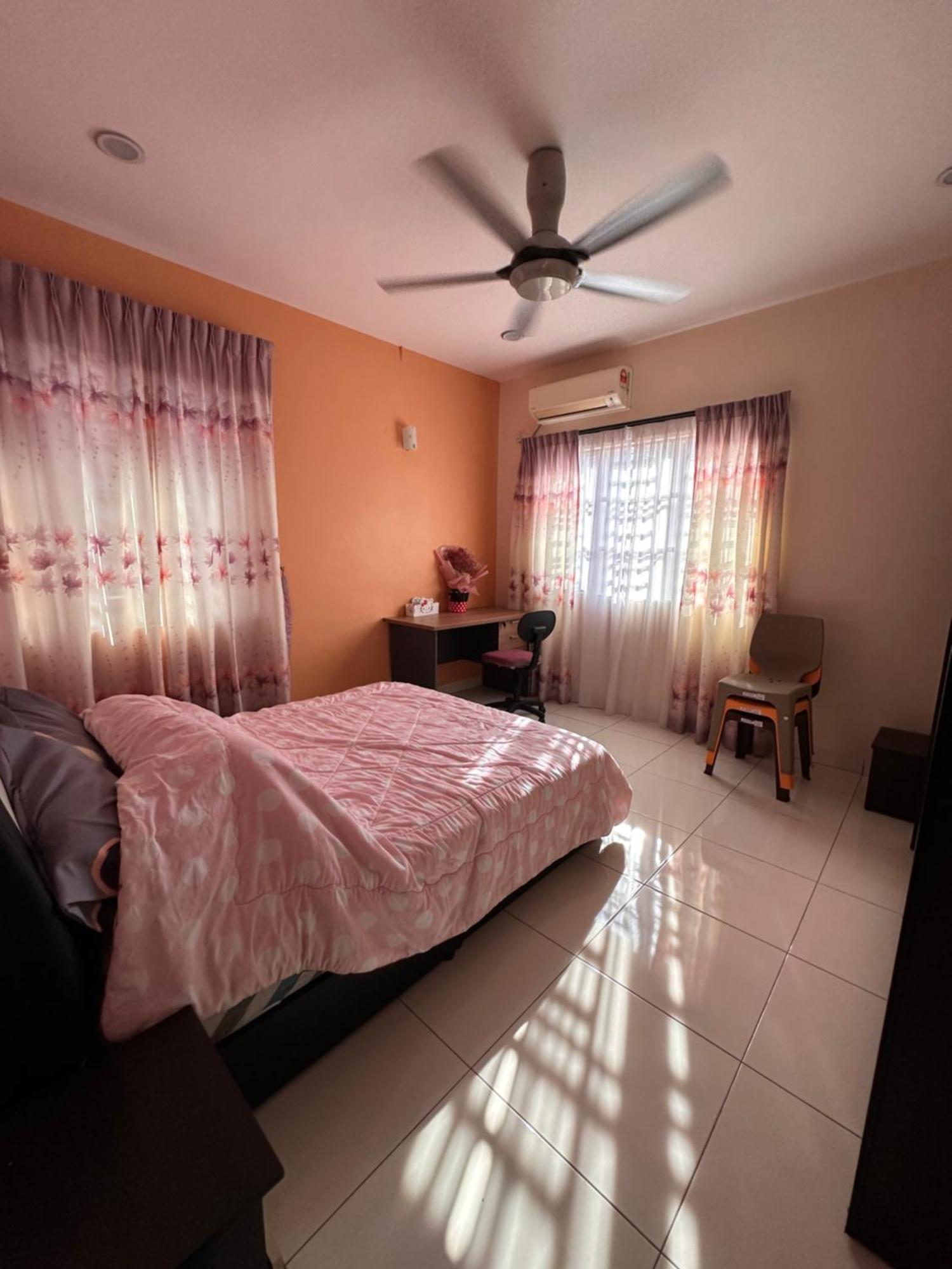 Double Ee 6 Cars Parking Place 12pax * Sitiawan